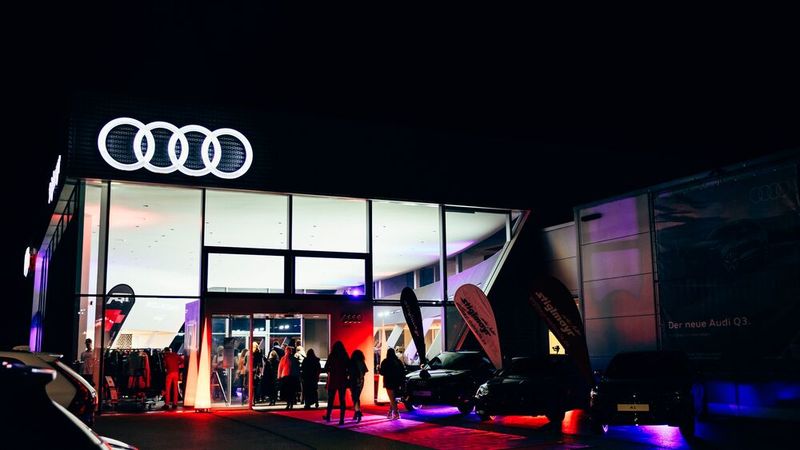 Das Audi-Terminal in Pfaffenhofen verwandelte sich im November in einen Kulturort. (Bild: Autohaus Stiglmayr)