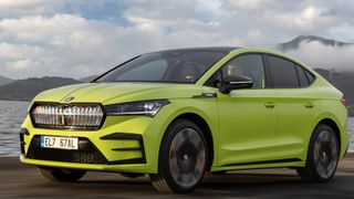 Skodas Enyaq gibt es nun auch als Coupé, der außerdem als erstes E-Auto der Tschechen mit RS-Weihen unterwegs ist. (Bild: Hersteller)