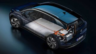 Die Kerben auf der Batterie-Deckplatte zeigen, wo die Module liegen: In diesem Fall sind es neun, ein Fach beherbergt Elektrik.  (Bild: Volkswagen)