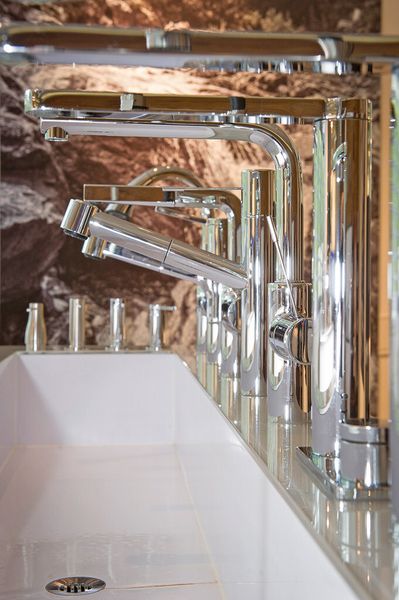 So sehen die Messingbarren nach Durchlaufen der KWC-Produktion aus. High-End-Armaturen für Küchen und Bäder vom Feinsten in Swissmade-Qualität, die in die ganze Welt geliefert werden. (Bild: Thomas Entzeroth)