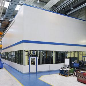 Damit die Maschine die erforderlichen Genauigkeitswerte von ± 10 µm einhalten kann, muss im Maschinenraum eine Temperatur von 22 °C  ± 0,2 K/h eingehalten werden. Um diese klimatischen Bedingungen zu gewährleisten, ließ KBA von der Nerling Systemräume GmbH einen Präzisionsfertigungsraum mit Vortemperierraum einrichten.