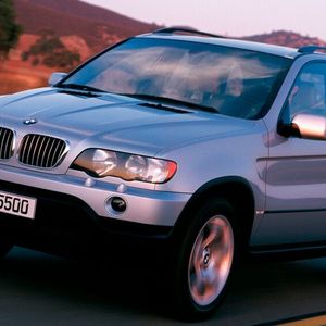 Bei den Premium-SUV zog BMW ab 1999 mit dem X5 (E53) nach. Produziert wurde dieser in den USA in Greer (South Carolina). Obwohl SUV bezeichnet der Hersteller den Wagen aber weder als „SUV“ noch als „Geländewagen“, sondern vermarktet den X5 als „SAV“ (Sports Activity Vehicle) – eine eigens für den X5 kreierte Kategorie von BMW. Bei der Markteinführung wurde der BMW X5 nur mit zwei Motorvarianten angeboten: Einem     Reihensechszylinder, Ottomotor, 3,0 Liter Hubraum, 170 kW (231 PS), Modellbezeichnung 3.0i und einem V-Motor mit acht Zylindern, Ottomotor, 4,4 Liter Hubraum, 210 kW (286 PS), Modellbezeichnung 4.4i.(Bild:  BMW AG)
