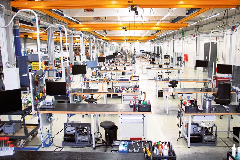 In einem modularen Montagesystem montiert nicht mehr jeder Techniker das komplette Produkt, wodurch sich die Arbeitsplätze ökonomischer gestalten lassen. (Bild: Elabo)