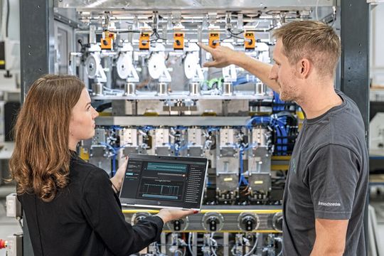 Der Production Data Agent agiert wie ein erfahrener Analyst, indem er bei der Formulierung der Fragestellung hilft, eigenständig die passenden Werkzeuge wählt und die Ergebnisse verständlich erklärt.(Bild:  Schaeffler AG)
