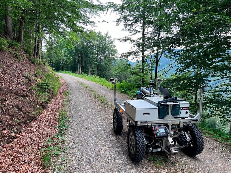 Ein autonom fahrender Roboter auf einem Forstweg.  (Bild: FTG - TU Graz )