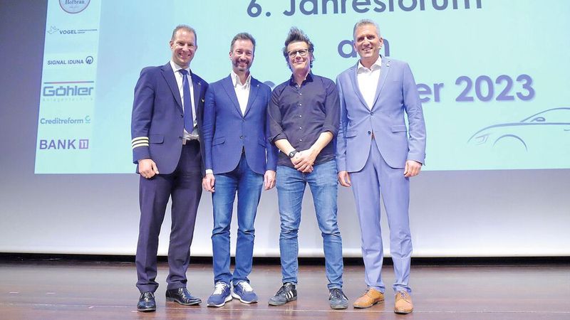 Die Bühnenpräsenz des Abends auf einem Bild: (v. l.) Pilot Philip Keil, Rhetorikprofi René Borbonus, Humorist Matthias Walz sowie Roland Hoier, Obermeister der Kfz-Innung Unterfranken. (Bild: Zietz – »kfz-betrieb«)