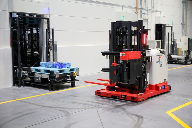 Automated Guided Vehicles reduzieren manuelle Arbeit in DS2 auf ein Minimum. (Okuma)