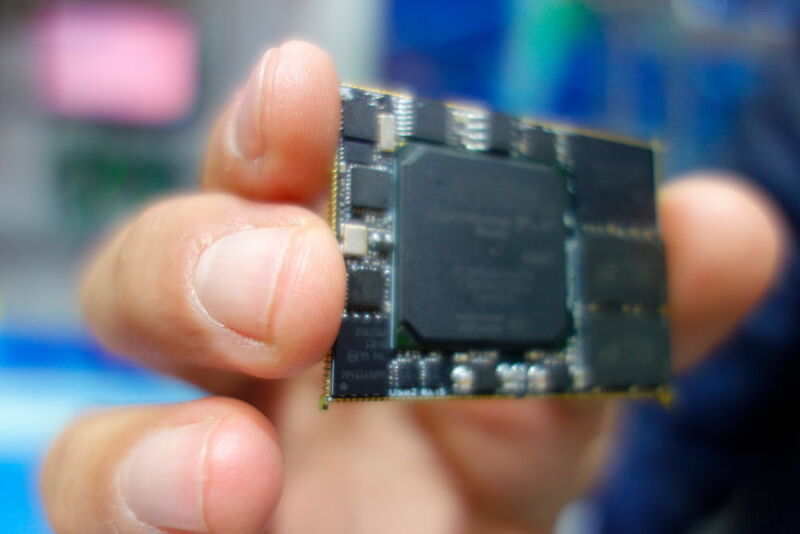 Herzstück des Schneider Showcase ist dabei die Lösung von Exor. Es beinhaltet ein komplettes PLC mit integriertem Human-Machine-Interface (HMI) auf einem single Chip (SoC). (M. Dalke)
