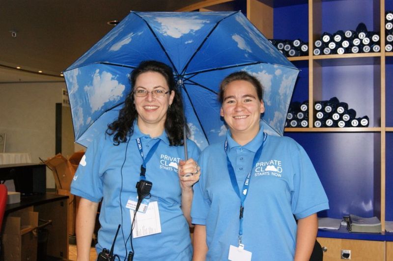 EMC lässt keinen im Regen stehen: Jeder Besucher erhielt auf dem Forum seinen persönlichen Schutzschirm mit Wolken. (Archiv: Vogel Business Media)