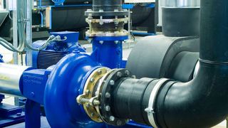 Bild 1: Wassernormpumpen, die mit einer konstanten Motordrehzahl arbeiten: Für sie gibt es ein neues Antriebskonzept. (KSB Aktiengesellschaft)