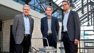 Die Erfinder des Verfahrens heute vor der ersten LPBF-Maschine von 1996: Wilhelm Meiners, Kurt Wissenbach und Andres Gasser (v.l.n.r.)  (Bild: Fraunhofer ILT)