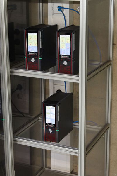 Die Connect-Steuerungen von Desoutter fungieren als Kommunikationszentralen für jeweils bis zu 20 angetriebene Schraubwerkzeuge und Drehmomentschlüssel. Sie sind absichtlich fern von den Arbeitsplätzen untergebracht. Durch die Integration der Q-Shield-Drehmomentschlüssel in die Connect lassen sich auch manuelle Montagetätigkeiten in übergeordnete Steuerungssysteme integrieren. (Bild: Desoutter / R. J. Vogel)