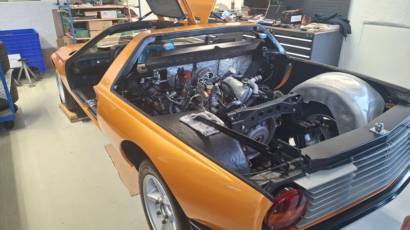Arbeitet man in einem „normalen“ Restaurierungsbetrieb schon an tollen Autos, ist ein solcher mit Werksbezug noch mal eine ganz andere Liga. Hier erwarten einen auch absolute Unikate und Prototypen wie diesen C 111. (Bild: Dominsky – VCG)
