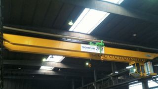 Der umgebaute und modernisierte Zweiträgerlaufkran transportiert jetzt Rohre in Kranfahrrichtung.  (Bild: Teichmann)