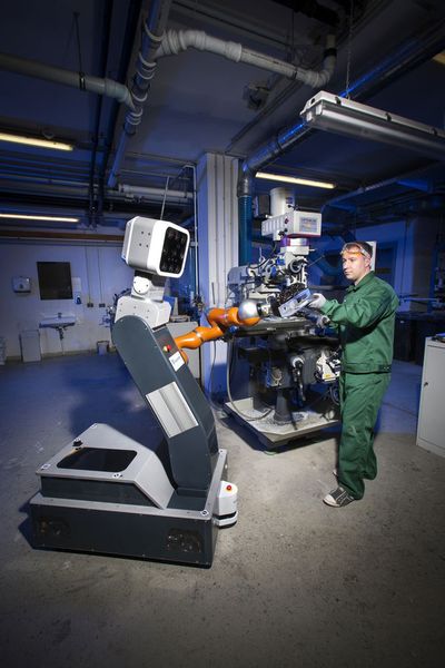 Der mobile Assistenzroboter Annie wurde vom Fraunhofer-IFF entwickelt, der universelle Aktorik, leistungsfähige Sensorik und eine intelligente Softwareumgebung inklusive integrierter Entwicklungswerkzeuge kombiniert. (Bild: Fraunhofer-IFF)