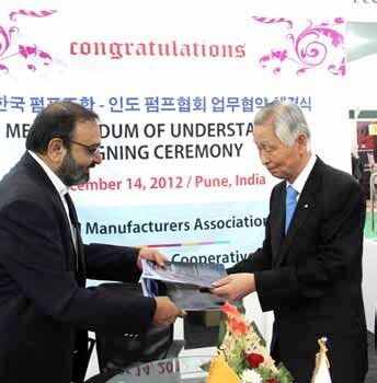 Han Gyeongsu, Chairman of Pumpro (Korea Pump Industry Cooperatives) and Yagnesh Buch (former President IPMA) during the signing Ceremony of technology exchange between India and Korea (Picture: Orbitz Exhibitions)