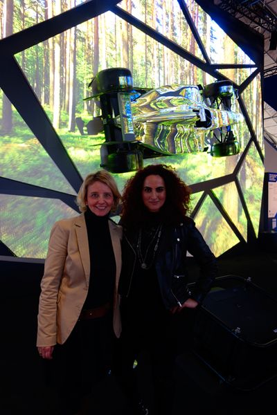 So sieht eine € 1.5 Millionen teure Projektion bei Epson aus! Steffi und Besa, IT-BUSINESS, ausgenommen, denn die sind unbezahlbar. (Bild: IT-BUSINESS)