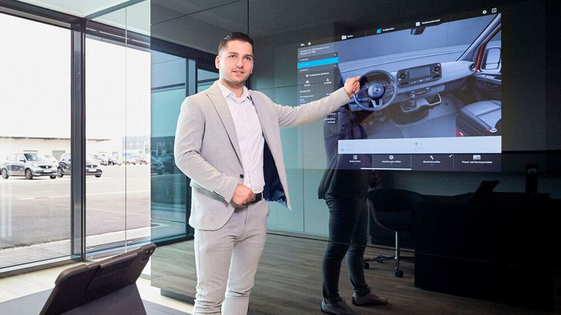 An den 55-Zoll-Displays im Verkaufsraum kann der Kunde sein neues Fahrzeug konfigurieren. (Bild: Herbrand)
