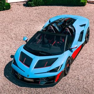 Die Lackierung in Blu Cepheus mit Akzenten in Rosso Mars zitiert den 1968 vorgestellten Lamborghini Miura Roadster.(Bild:  Lamborghini)