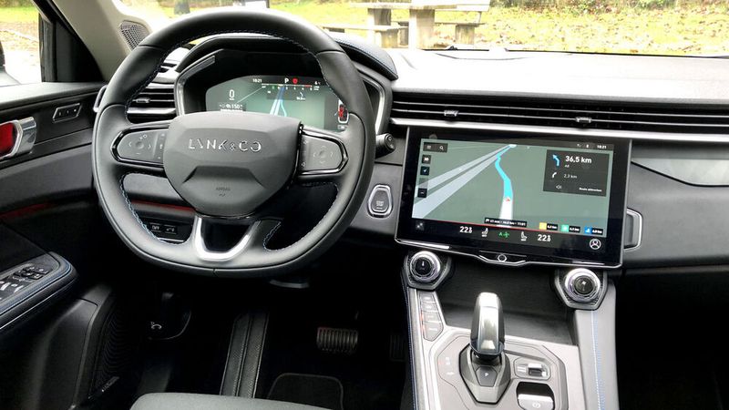 Innen gibt es neben einem digitalen Kombiinstrument ein weiteres Display auf der Mittelkonsole. (Bild: Wehner)