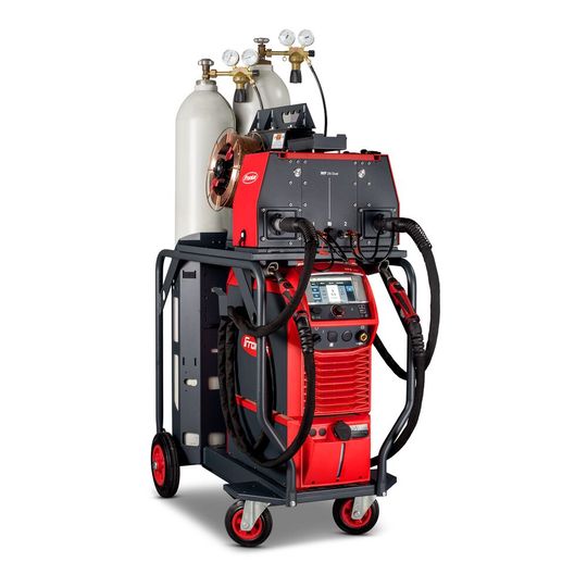 Neu in diesem Jahr! Mit dem Dual Wire Feeder wechselt man zwischen unterschiedlichen Drahtstärken oder -Materialien, indem man einfach zum zweiten Brenner greift. Ein zweites Schweißgerät wird dadurch überflüssig, betont Fronius. (Bild:  Fronius)