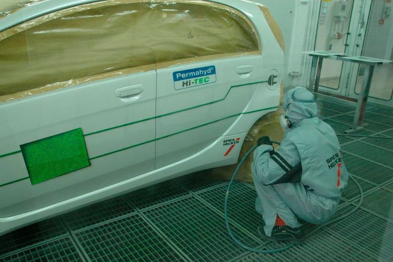 Das Hi-TEC Performance System bietet einen Lackaufbau, um nach Herstellervorgaben reparieren zu können. (Spies Hecker)