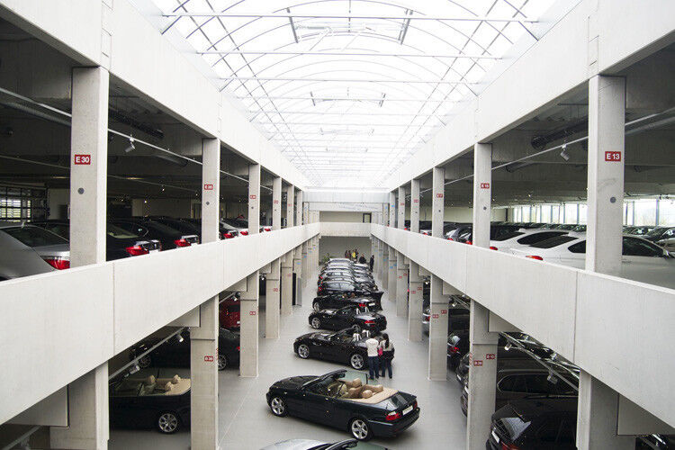 Das GW-Zentrum hat 6.000 Quadratmeter überdachte und klimatisierte Verkaufs- und Schaufläche. Das permanente Fahrzeugangebot umfasst rund 200 geprüfte Gebrauchtwagen verschiedener Automarken und Preisklassen. (Foto: Hofmann & Wittmann)