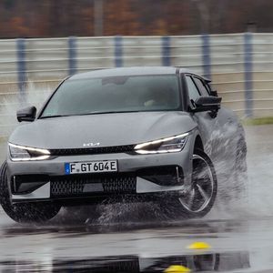 Beim Kia EV6 GT reicht im Driftmoodus ein Stromstoß zur Instabilität.(Bild:  Kia/Fred Roschki)