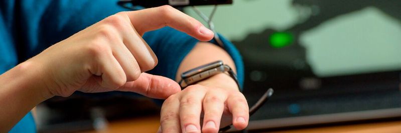 Die Smartwatch lässt sich sozusagen "aus der Luft" ansteuern.(Bild:  Oliver Dietze)