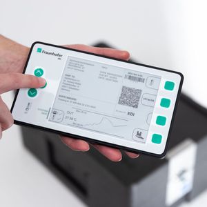 Durch die sichere Einbindung physischer und monetär relevanter Prozesse in ein Blockchain-basiertes Ökosystem ist eine horizontale und vertikale Vernetzung sichergestellt. (Bild:  Fraunhofer IML)