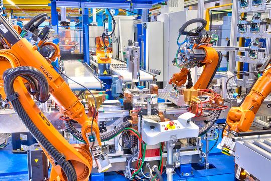 Neustart! Blick auf ein von Dalex mit Kuka-Robotern arbeitende Schweißanlage. Doch Dalex ging es in letzter Zeit nicht besonders gut. Das soll sich aber nach erfolgreicher Sanierung jetzt geändert haben. Lesen Sie, wie die Zukunft des Schweißsystemeexperten nun aussieht ...(Bild:  Dalex)