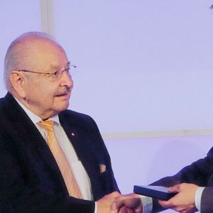 Wiesbadens Oberbürgermeister Gert-Uwe Mende (r.) zeichnete Jürgen Karpinski, Präsident des hessischen Kfz-Gewerbes und des deutschen Zentralverbandes, mit der Ehrenplakette der Stadt Wiesbaden aus. (Bild:  Zietz/»kfz-betrieb«)