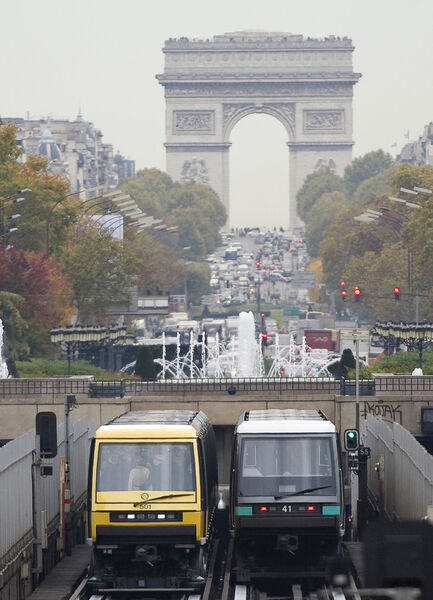 Das neue System arbeitet energieeffizienter und ermöglicht eine verbesserte Zugfolge von 85 statt bisher 105 Sekunden. Die Linie 1 ist mit bis zu 725.000 Fahrgästen täglich die am stärksten befahrene Linie in Paris. (Siemens)