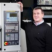 „Eine Beeinflussung des Spanbruchs durch modulierte Schwingungen verbessert die Prozessstabilität beim Drehen und Bohren von Implantaten aus schwer zerspanbaren Materialien“, Michael Maier, Geschäftsleitung/CEO von Maier Werkzeugmaschinen. (Bild: Maier Werkzeugmaschinen)