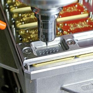 Bild 1: In der Uhrenindustrie ist das Tribos-Spannfutter weit verbreitet. Die filigranen Teile erfordern ein hohes Maß an Genauigkeit. 