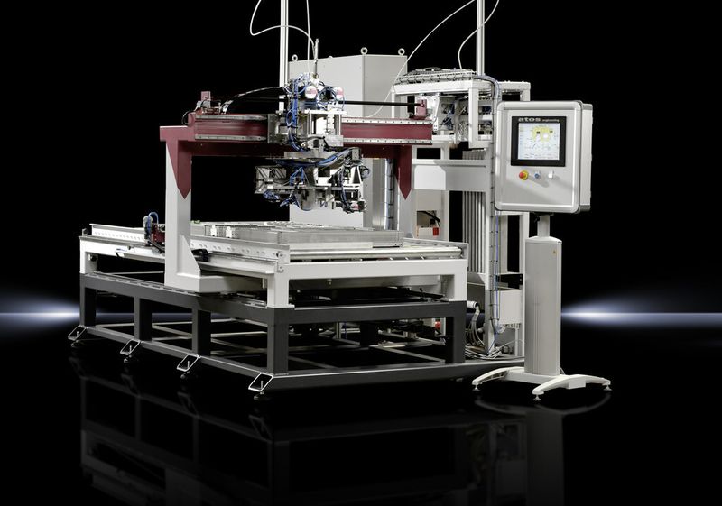 Die von Eplan bereitgestellten Verdrahtungsdaten sowie die Informationen aus dem 3D-Modell zu Bauteilen und ihrer Position auf der Montageplatte werden über eine Maschinenschnittstelle an den neuen Kiesling-Verdrahtungsroboter „Averex“ übergeben. (Bild: Eplan)