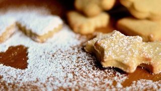 Eine Software kann beim Plätzchen backen das perfekte Schnittmuster berechnen, damit möglichst wenig Teig übrig bleibt.  (gemeinfrei)