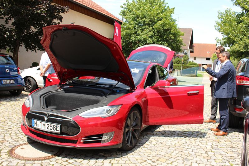 (l.) Pellegrino Spina, Broadcom, und Fabian Scholz, Komma,tec, freuen sich auf die Testfahrt. (Bild: Boston)