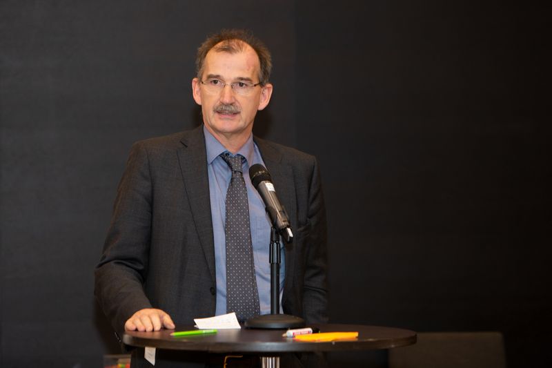 Dr. Johann Bizer von Dataport erläutert seine Sicht auf die Frage, wie der digitale Staat souverän bleiben kann (Gaby Ahnert – Eventfotograf)