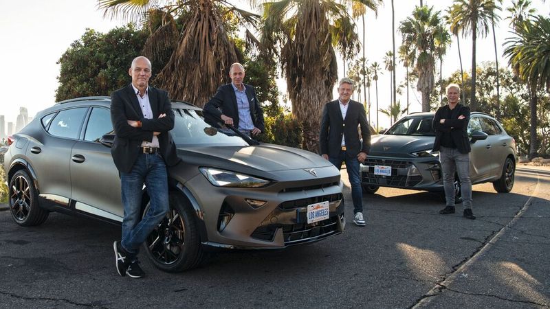 Zeigen schon mal ein paar Cupra-Modelle in den USA: (v. l.) Forschungsvorstand Werner Tietz, IT-Vorstand Patrik Andreas Mayer, Markenchef Wayne Griffiths und Vertriebsvorstand Sven Schuwirth. (Bild: Cupra)