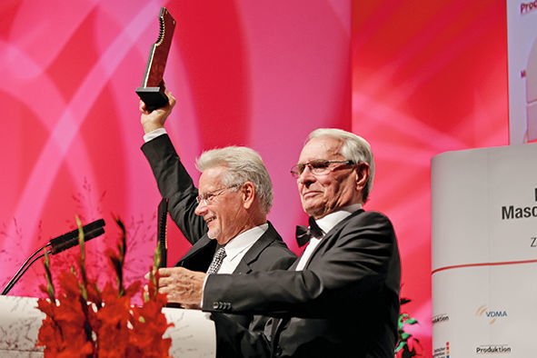 Dr. Manfred Wittenstein (l.) und Gerhard Sturm wurden auf dem Maschinenbau-Gipfel für ihre Lebensleistung ausgezeichnet. (Bild: Anna McMaster)
