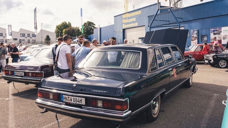 Der GAZ-14 „Tschaika“ wurde vom Gorkowski Awtomobilny Sawod (GAZ) ab 1977 in Serie gebaut wurde. Er war unterhalb der Staatslimousine ZIL-4104 angesiedelt und diente vornehmlich als Dienstwagen höherer Funktionäre im Staatsapparat der Sowjetunion. (Bild: Technikmuseum)
