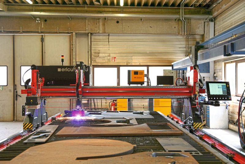 Die erlcut e540 schneidet nicht nur, sie kann auch markieren. Und zwar über ein Nadelmatrix-Prägesystem, das sowohl Stahl- und NE-Metallteile beschriftet als auch Kunststoffe. (ERL)