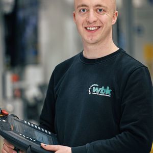 Sebastian Henschel (l.), technischer Leiter für AgiloBat am wbk, steuert den Prozess im Mini-Environment von außen.(Bild:  Kuka)