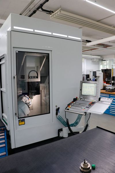Kern technicians upgraded the Kern Micro from dry- to wet manufacturing within a few days.  (Kern Microtechnik)