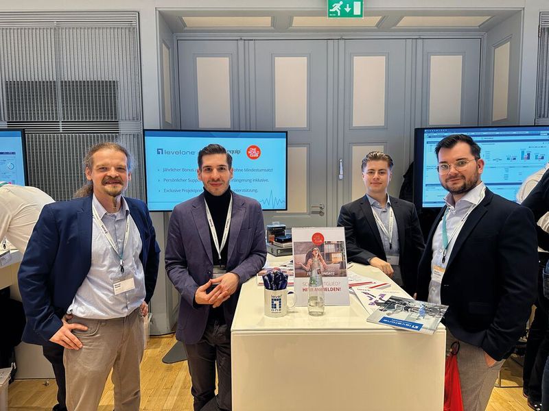 (v. l.) Marian Haeke mit seinen Nicos (DDC) und Marcel Schneider (Ikado) (Bild: Vogel IT-Medien)