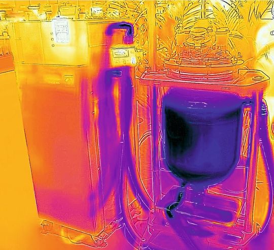 Abb.1: Wärmebild eines 50-l-Glasreaktors mit Mantel, der an einen Unistat 510w angeschlossen ist und die Reaktionsmedien auf –40 °C herunterkühlt. Abb.1: Wärmebild eines 50-l-Glasreaktors mit Mantel, der an einen Unistat 510w angeschlossen ist und die Reaktionsmedien auf –40 °C herunterkühlt.