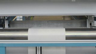 Evonik nimmt eine Thin-Film-Composite-Anlage zur Beschichtung von Membranen für die organophile Nanofiltration in Betrieb. (Evonik)