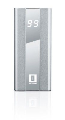 Red Dot Award 2015 - Portables Ladegerät Power Solution Metallic Digital Charger von Lifetrons Switzerland AG, Schweiz: Das Ladegerät im Metallic-Look verfügt über eine eindrucksvolle Kapazität von 8.000 mAh und zwei USB-Ausgänge. Eine patentierte digitale Anzeige und eine glänzende metallene Oberfläche sorgen für einen hochwertigen, robusten Eindruck. Mit der One-Touch-Aufladefunktion können schnell und effizient zwei Geräte gleichzeitig aufgeladen werden. Die integrierte Sicherheitssteuerung verhindert Überspannung, Überladung und Kurzschlüsse. (Bild: Red Dot)