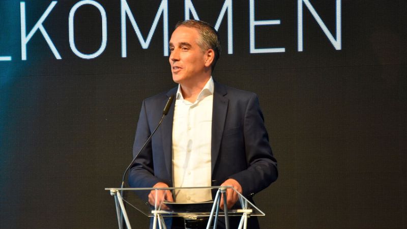 Achim Sauer, Leiter Vertriebsnetze und Mitglied der Geschäftsleitung bei Mercedes-Benz, warb für das Agenturmodell. (Bild: Simon – VCG)